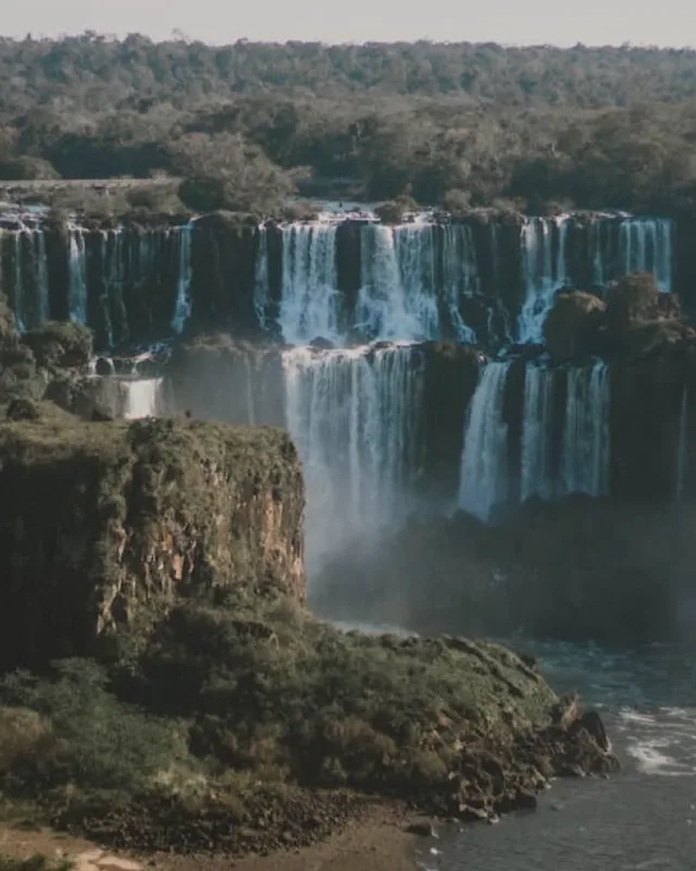 Confluência-Teppich Foz do Iguaçu, inspiriert von der Bewegung brasilianischer Wasserfälle