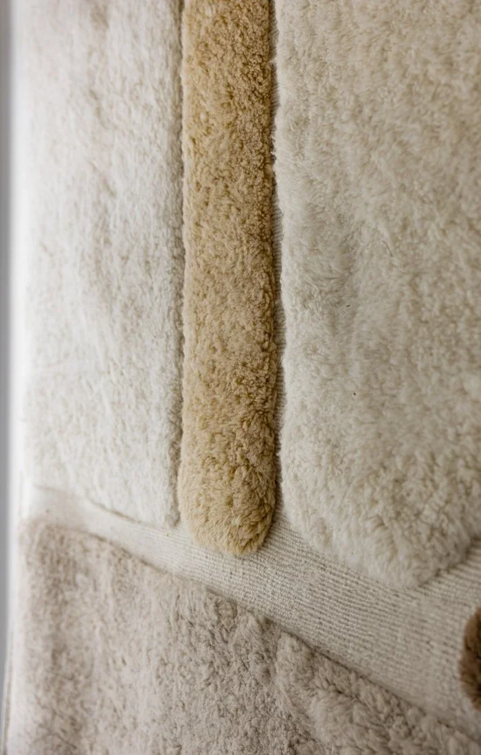 vue de détail — tapis Jouzour en laine naturelle, Maison Tóukkani