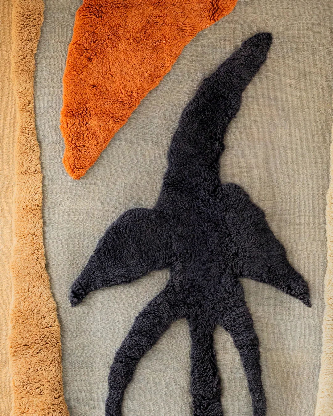 Wandarbeit aus Wolle mit marokkanischer Palme, Beige, Orange und Blau