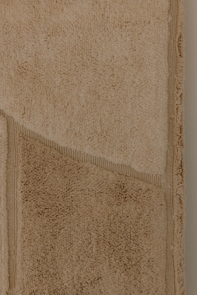 Detailansicht — Linear Headboard, ein Kopfteil aus Wolle, Maison Tóukkani
