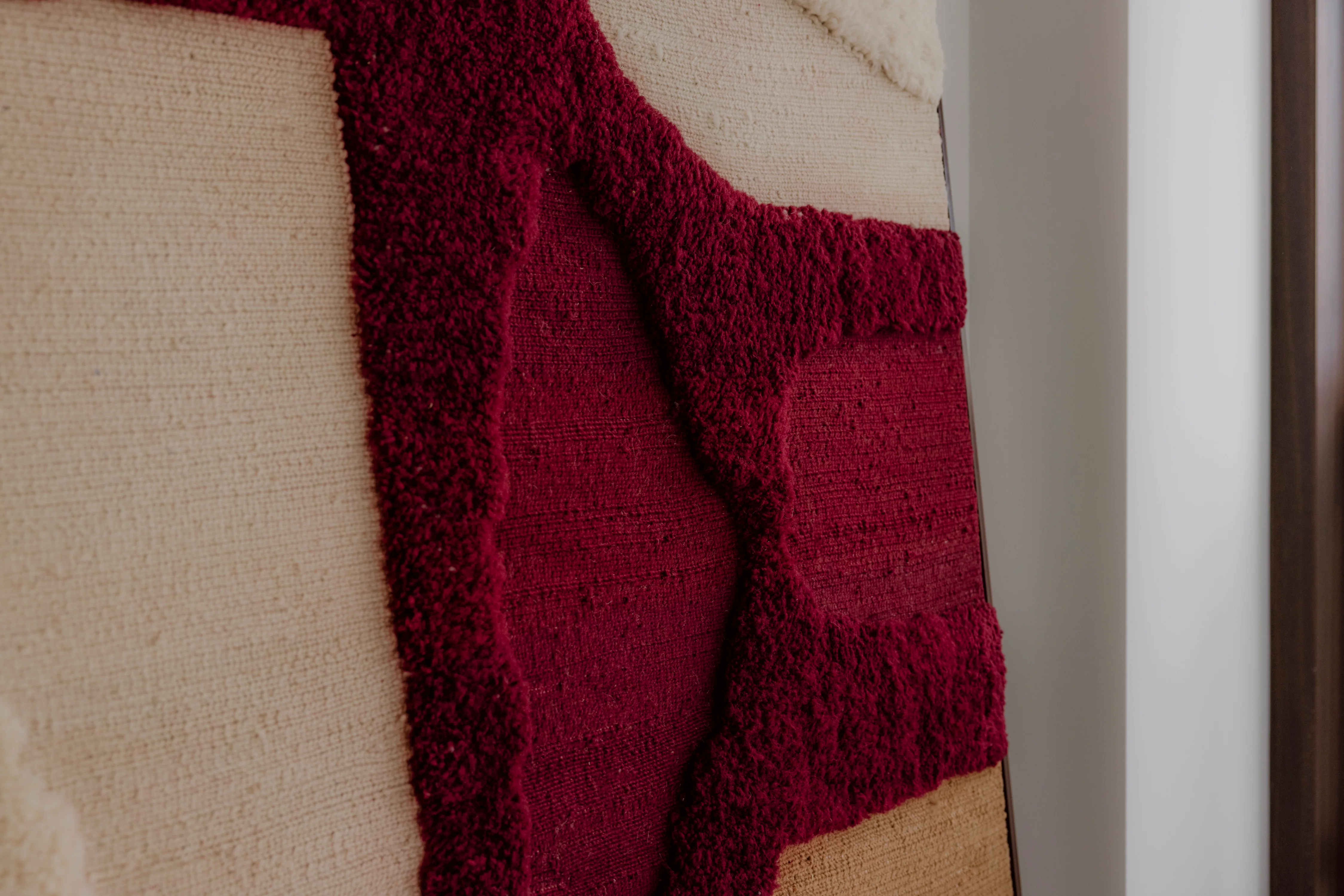 Detailansicht — Burgundi · Naven, ein textiles Akustikpaneel, Maison Tóukkani