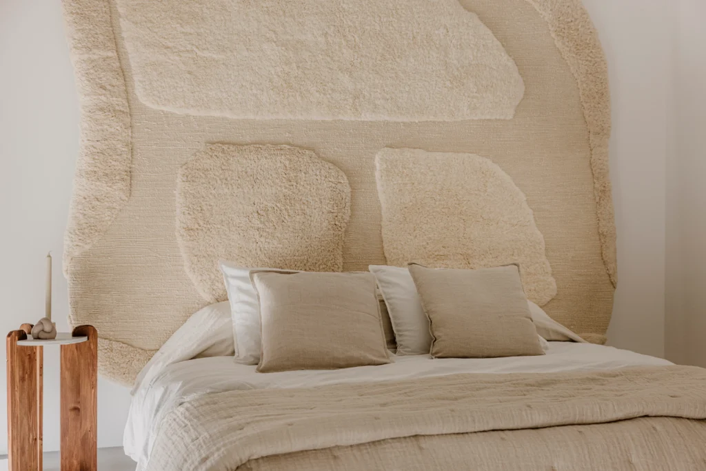 Detailansicht — Organic Headboard, ein Kopfteil aus Wolle, Maison Tóukkani