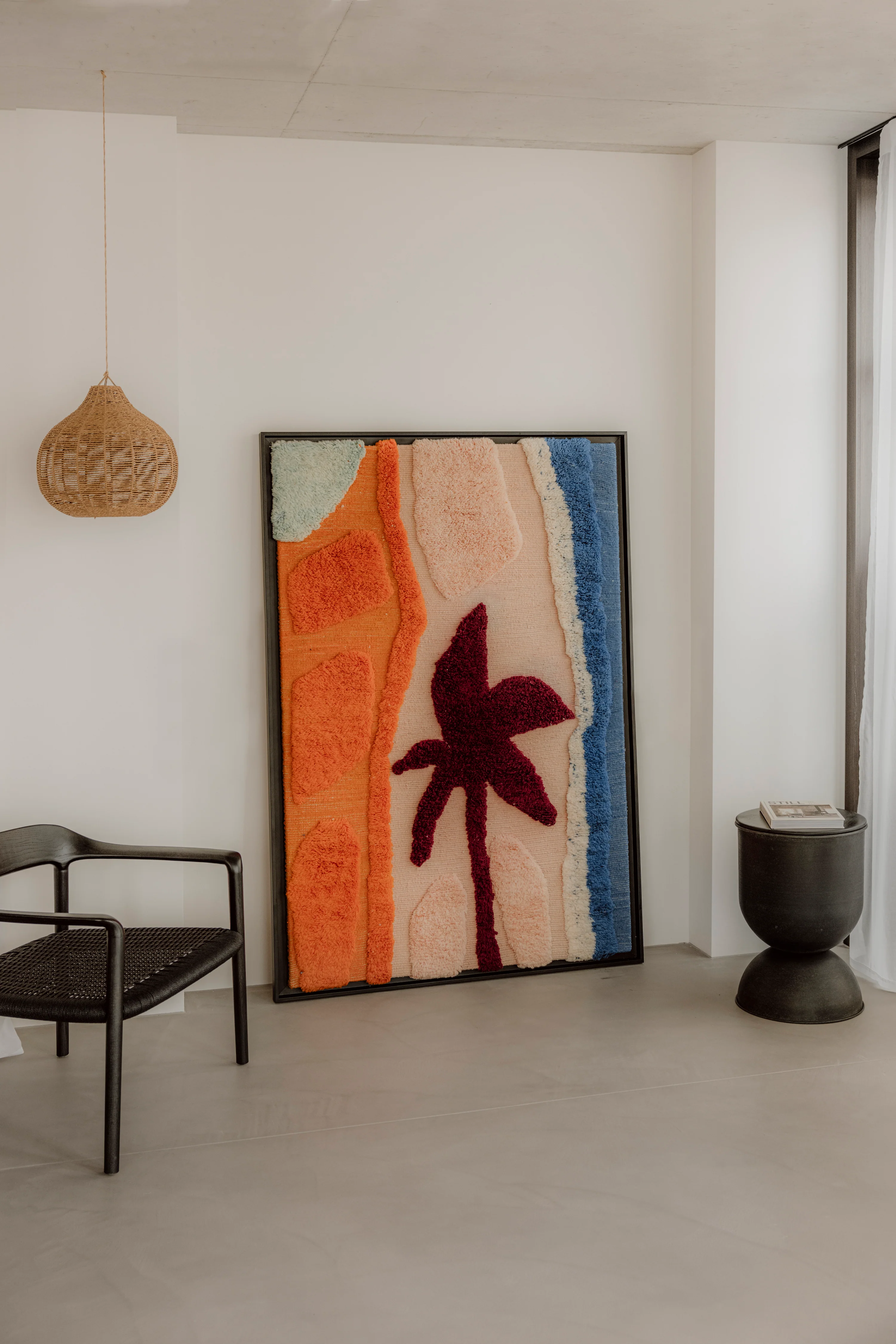 Wandarbeit aus Wolle mit bordeauxroter Palme, Orange und Blau