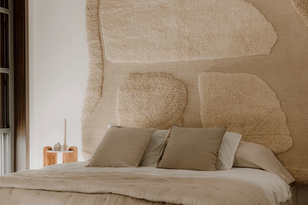 Detailansicht — Organic Headboard, ein Kopfteil aus Wolle, Maison Tóukkani