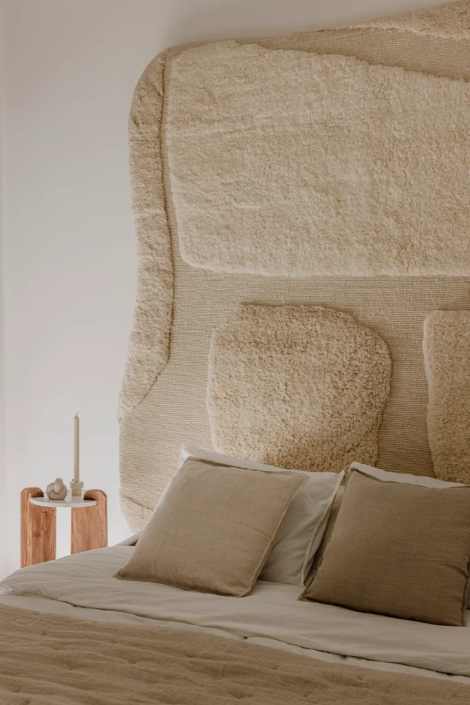 Detailansicht — Organic Headboard, ein Kopfteil aus Wolle, Maison Tóukkani