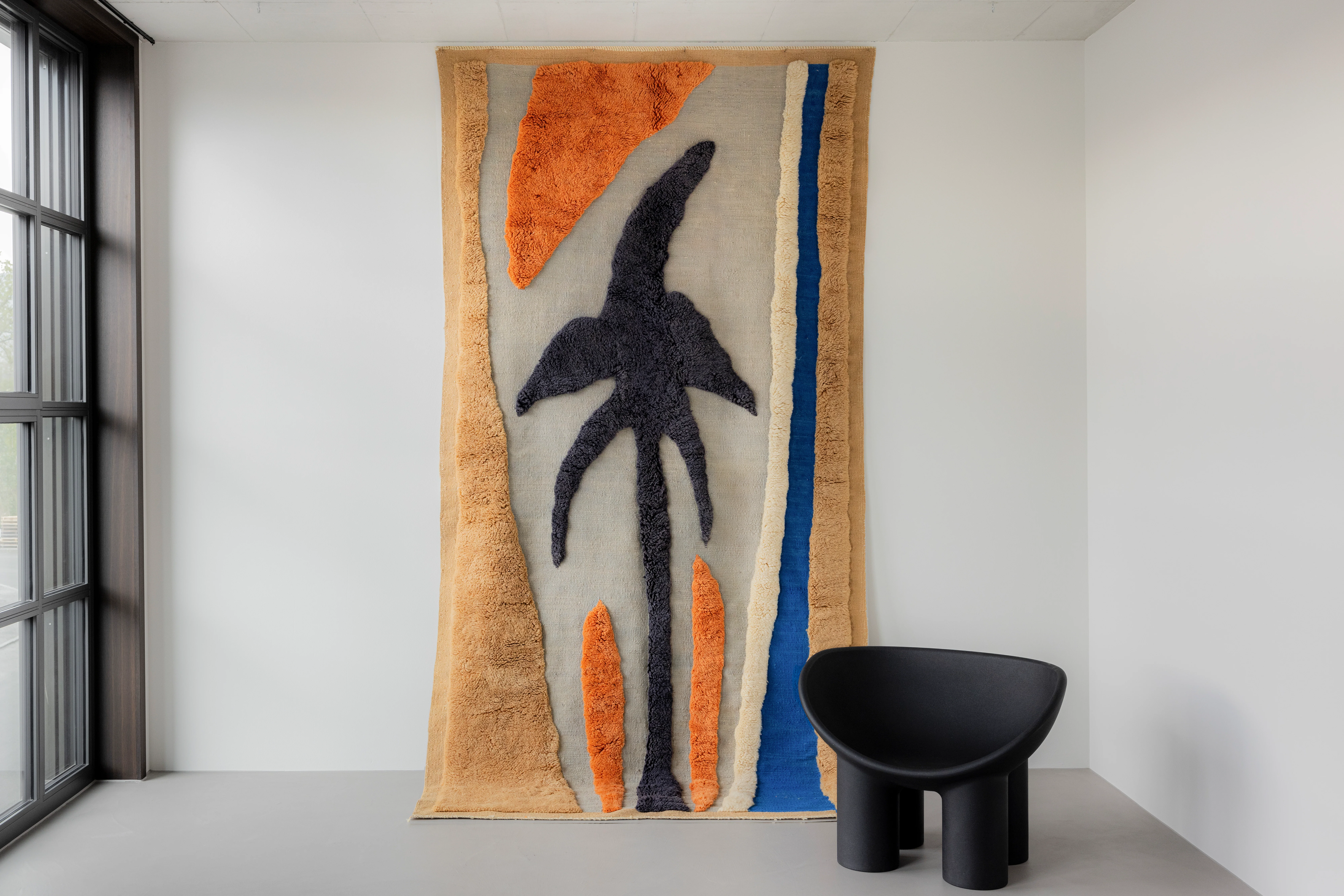 Wandarbeit aus Wolle mit marokkanischer Palme, Beige, Orange und Blau